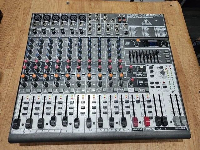 Mesa de Som Behringer