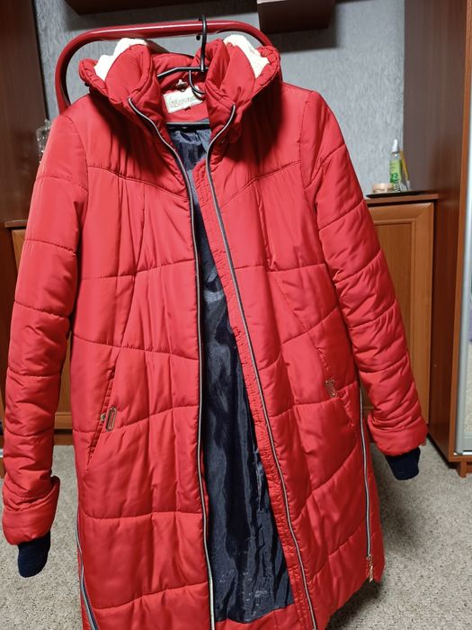 Продам зимову куртку,пуховик.