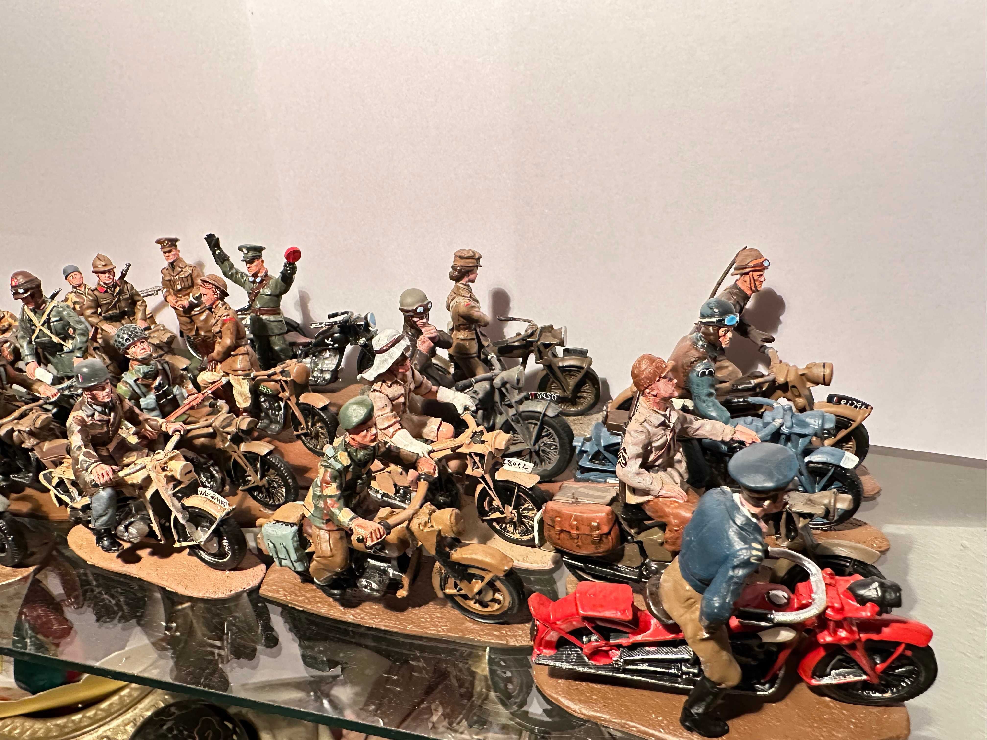 Coleção de soldados de chumbo com as suas motas