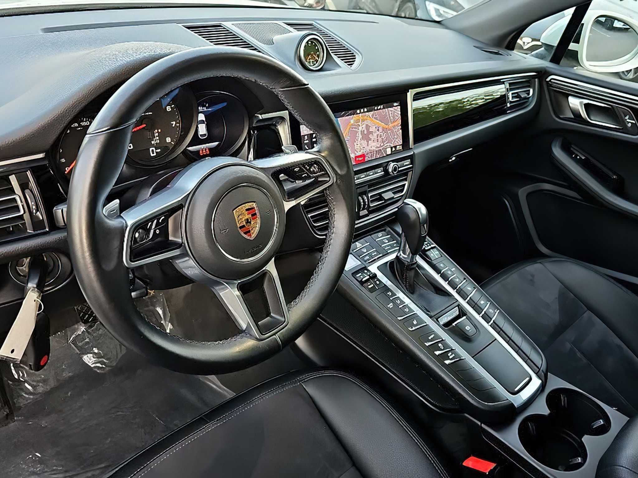 Porsche Macan Base      2021