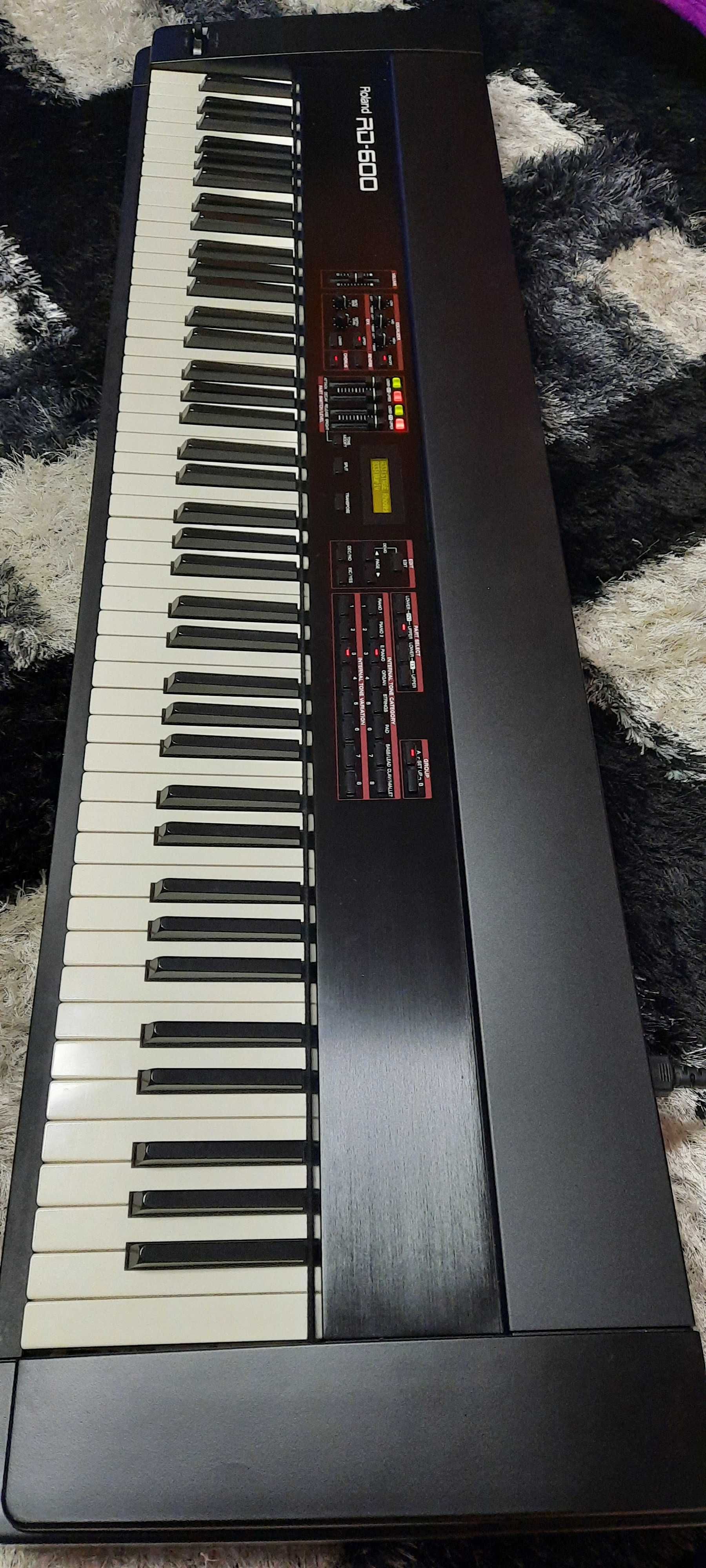 Roland RD-600 Digital Piano, Teclado, com 88 teclas contrabalanceadas.