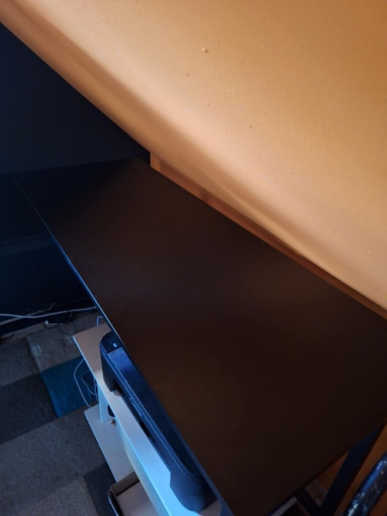 Narożne biurko komputerowe L z nadstawką na monitor