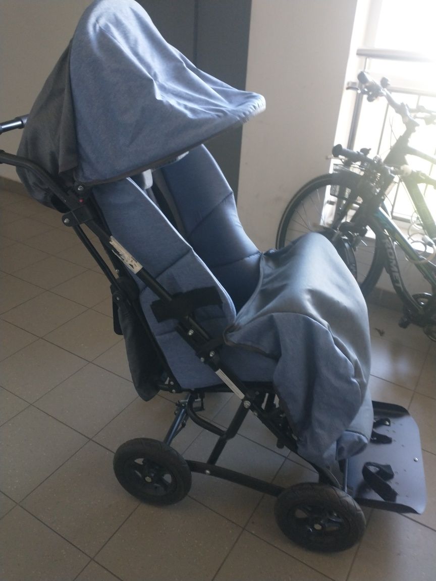 Wózek dla niepełnosprawnego dziec.  https://moni-med.pl/produkt/844/pr