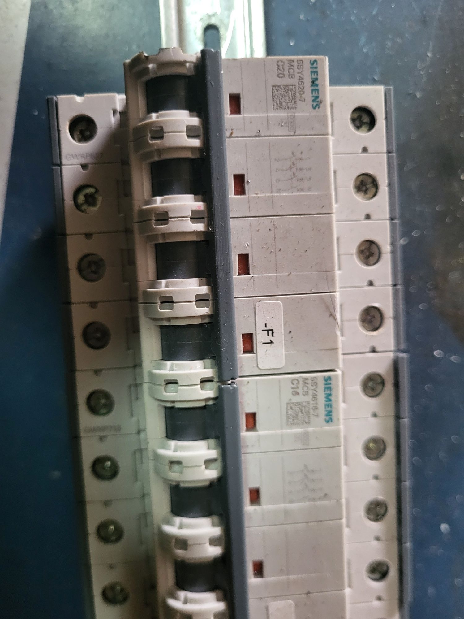 Listwa z wyłącznikami nadprądowymi siemens