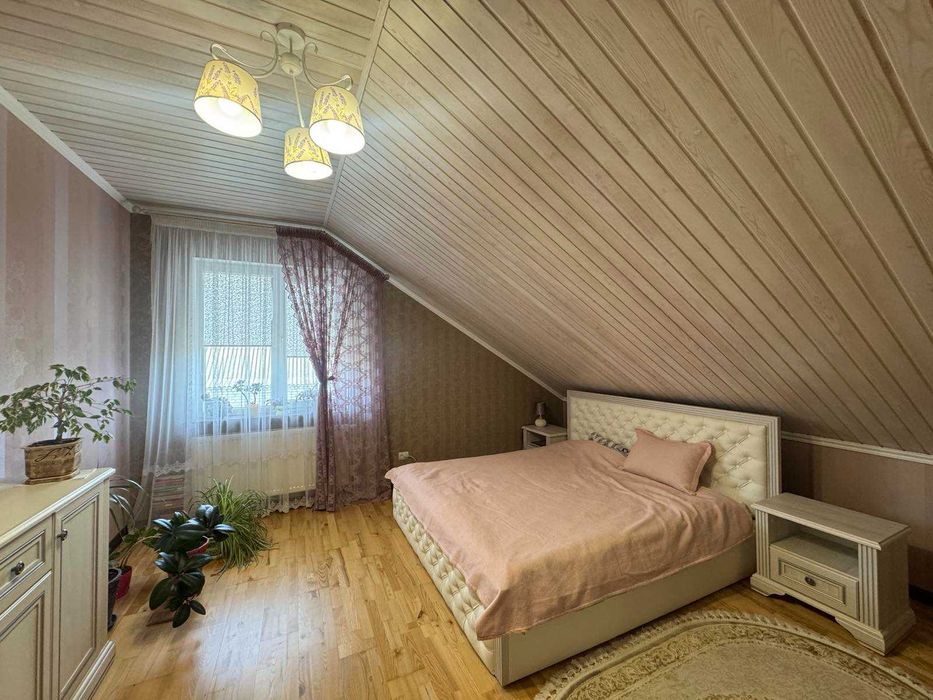 Будинок з гаражем