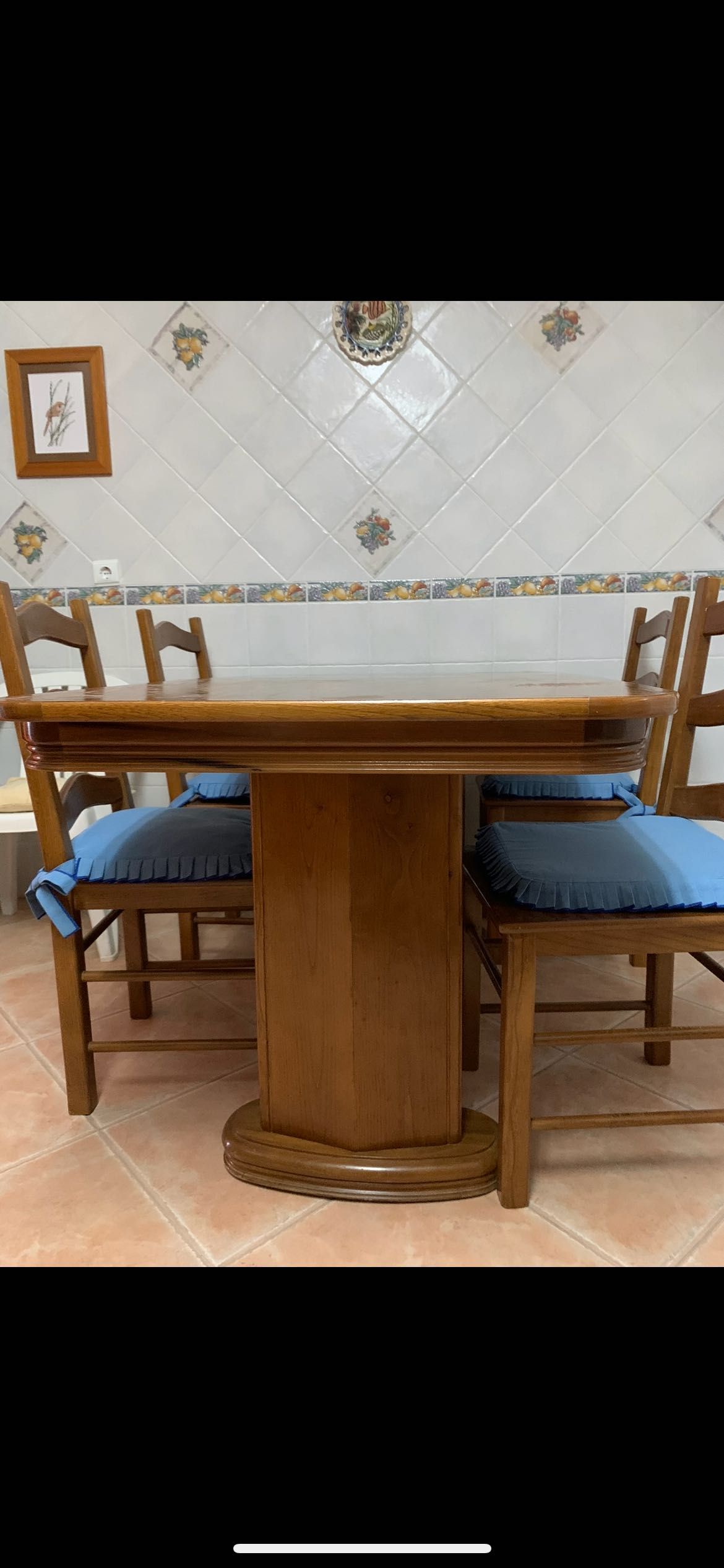 Mesa com cadeiras em madeira