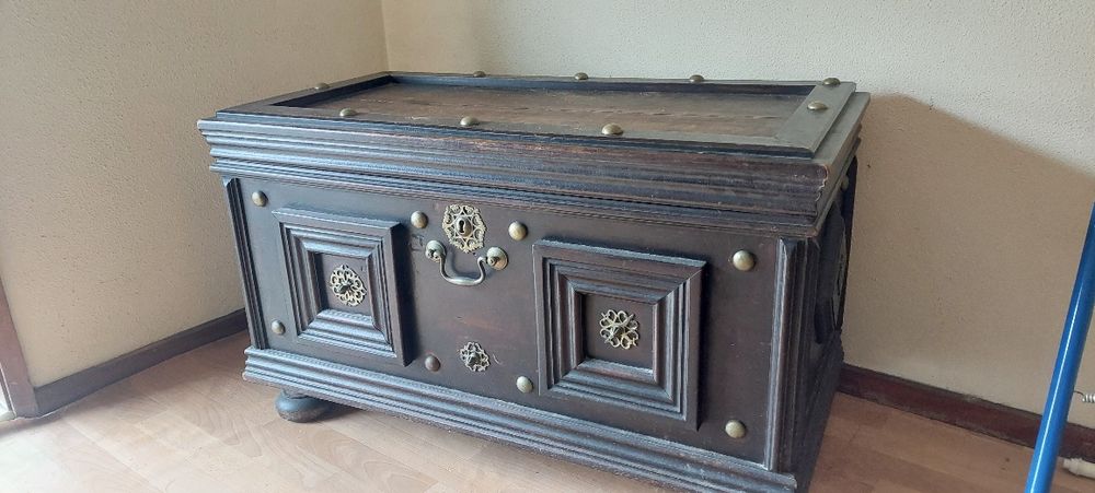 Arca antiga em madeira