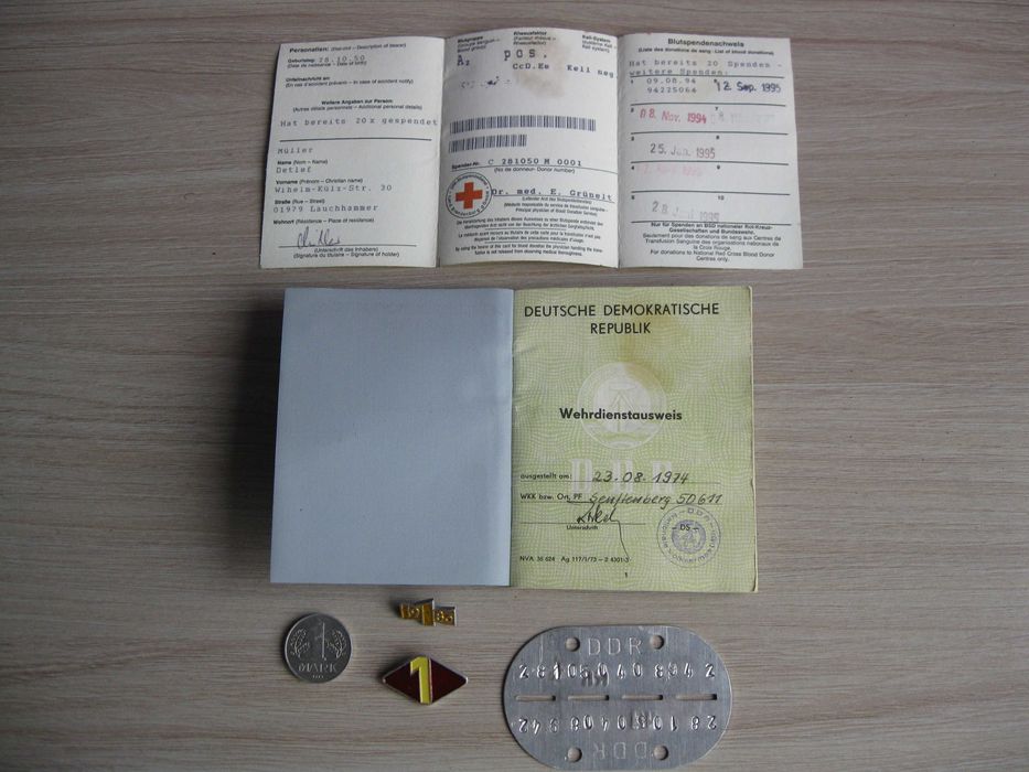 Stary nieśmiertelnik + książeczka wojskowa Wehrdienstausweis DDR NVA