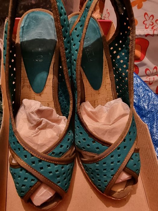 Sapatos camurça 10€. Cor rara