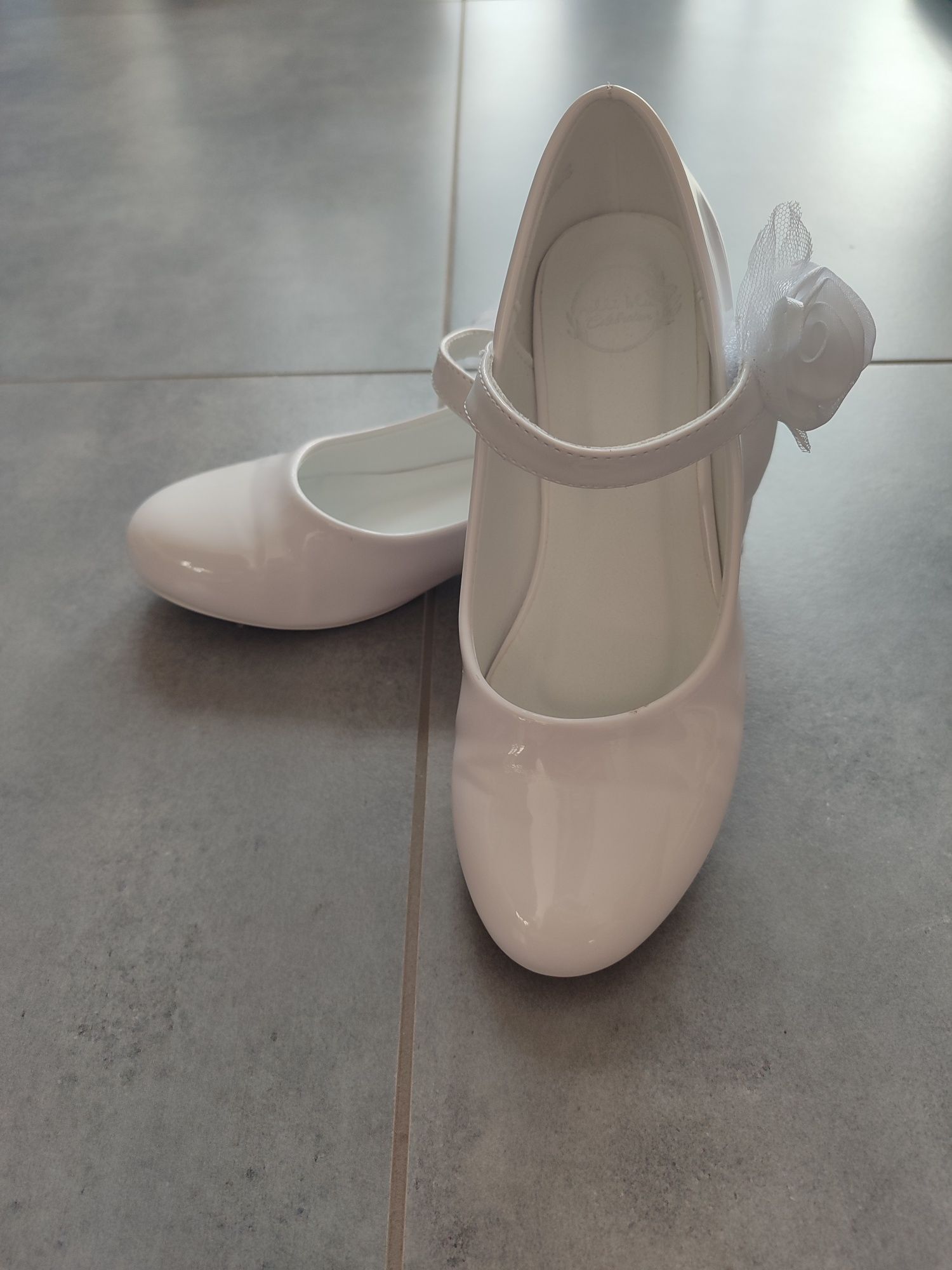 Buty komunijne na dziewczynkę.