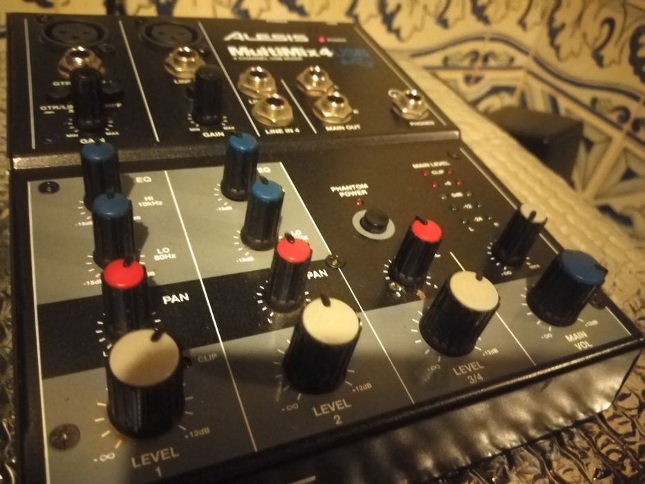 Mesa de mistura Alesis