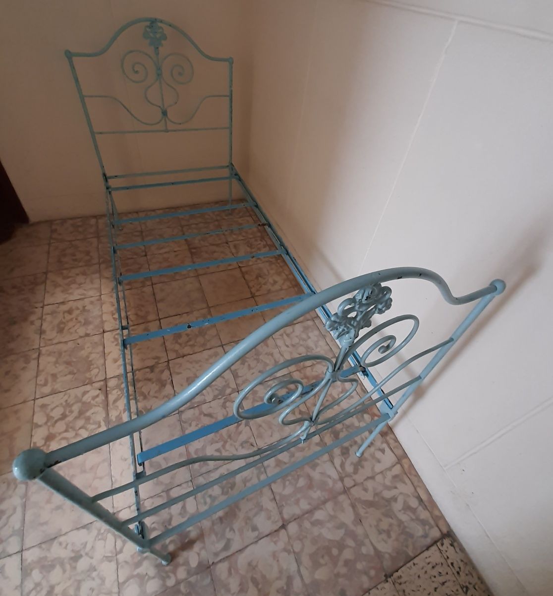 Cama de ferro antiga solteiro