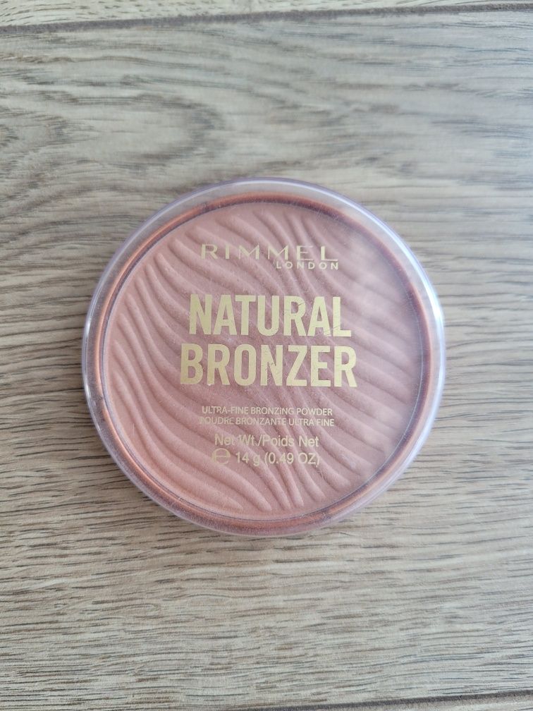 Rimmel bronzer do twarzy z rozświetlającymi drobinkami 001 sunlight 14