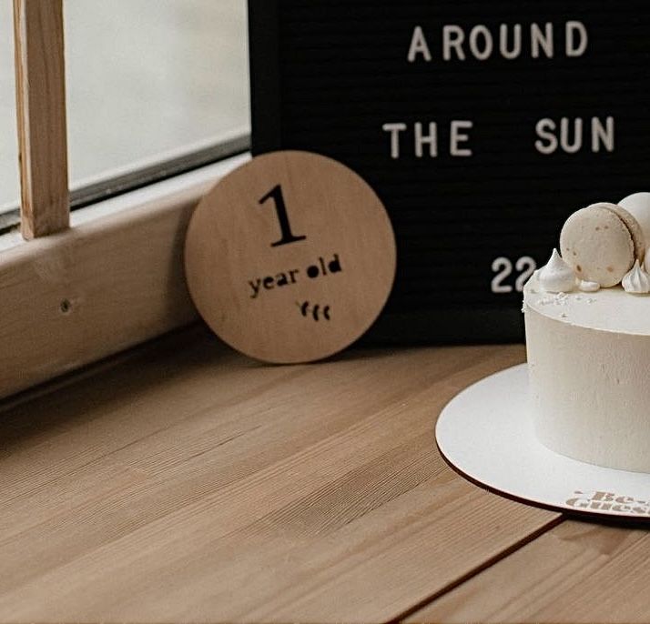 Деревянная табличка для стильных фото «1 year old»