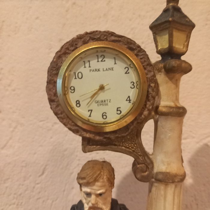 Angielski Latarnik, zegar stojący na baterie