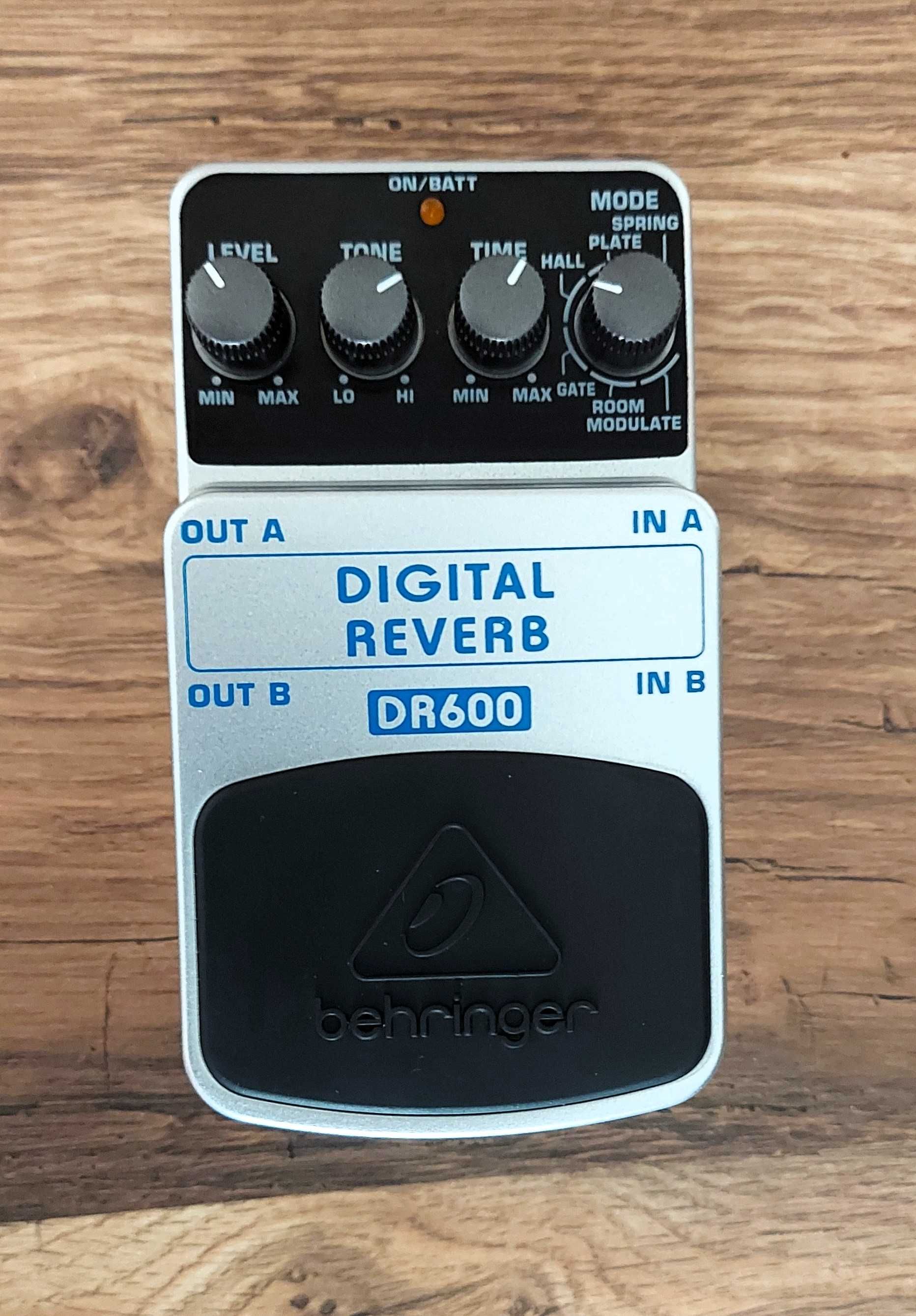 Efekt gitarowy BEHRINGER Digital Reverb DR600 - stan doskonały