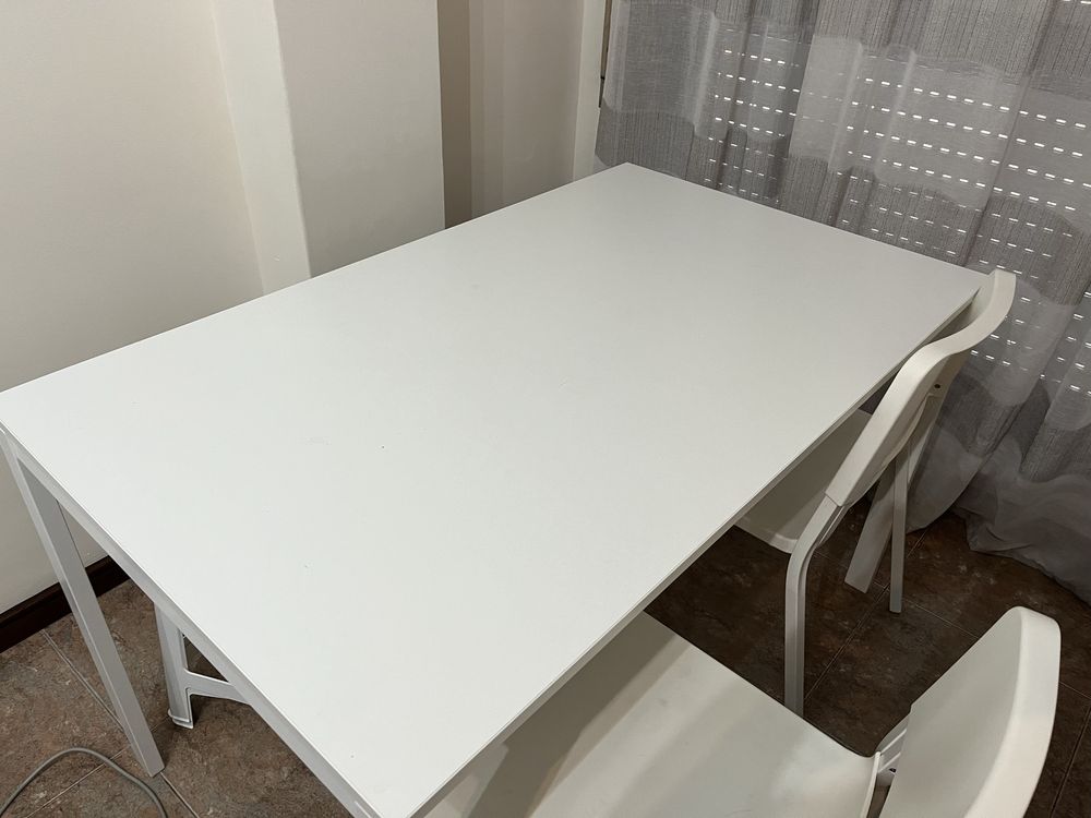 Mesa e 2 cadeiras usadas como novas
