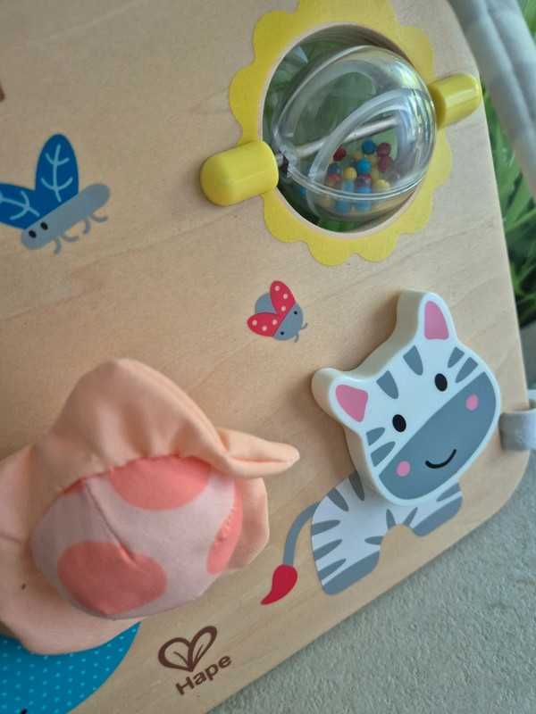 Drewniana mini tablica manipulacyjna sensoryczna Hape