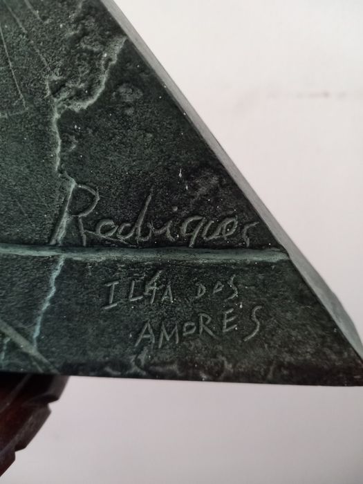 Escultura em bronze de José Rodrigues "A ilha dos amores "