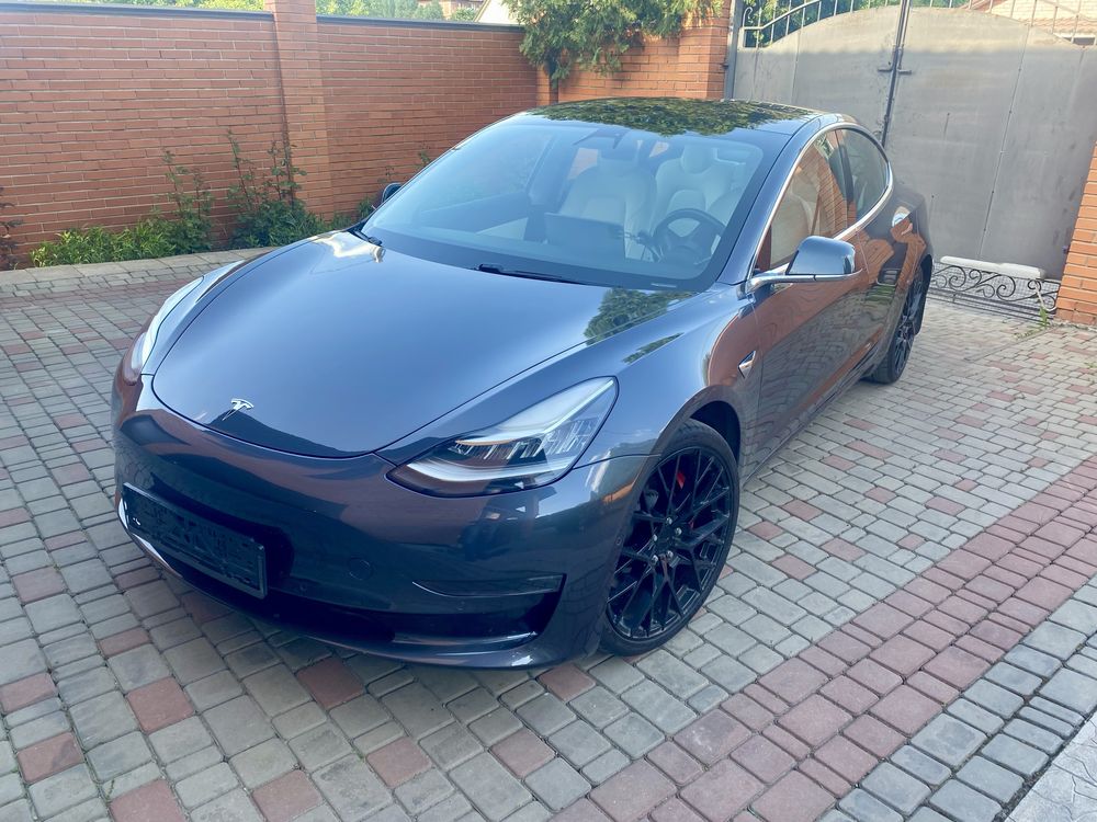 Tesla model 3 PERFORMANCE