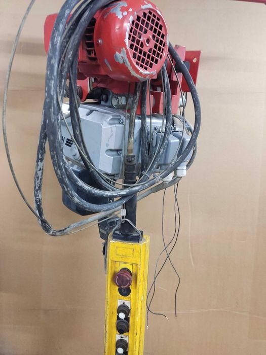 Elektryczny wciągnik łańcuchowy z jazdą 250 500 kg suwnica 0,25t