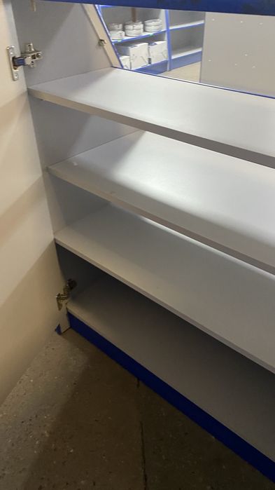 Торгова вітрина зі склом