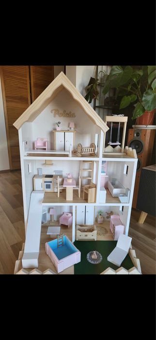 Drewniany domek dla lalek