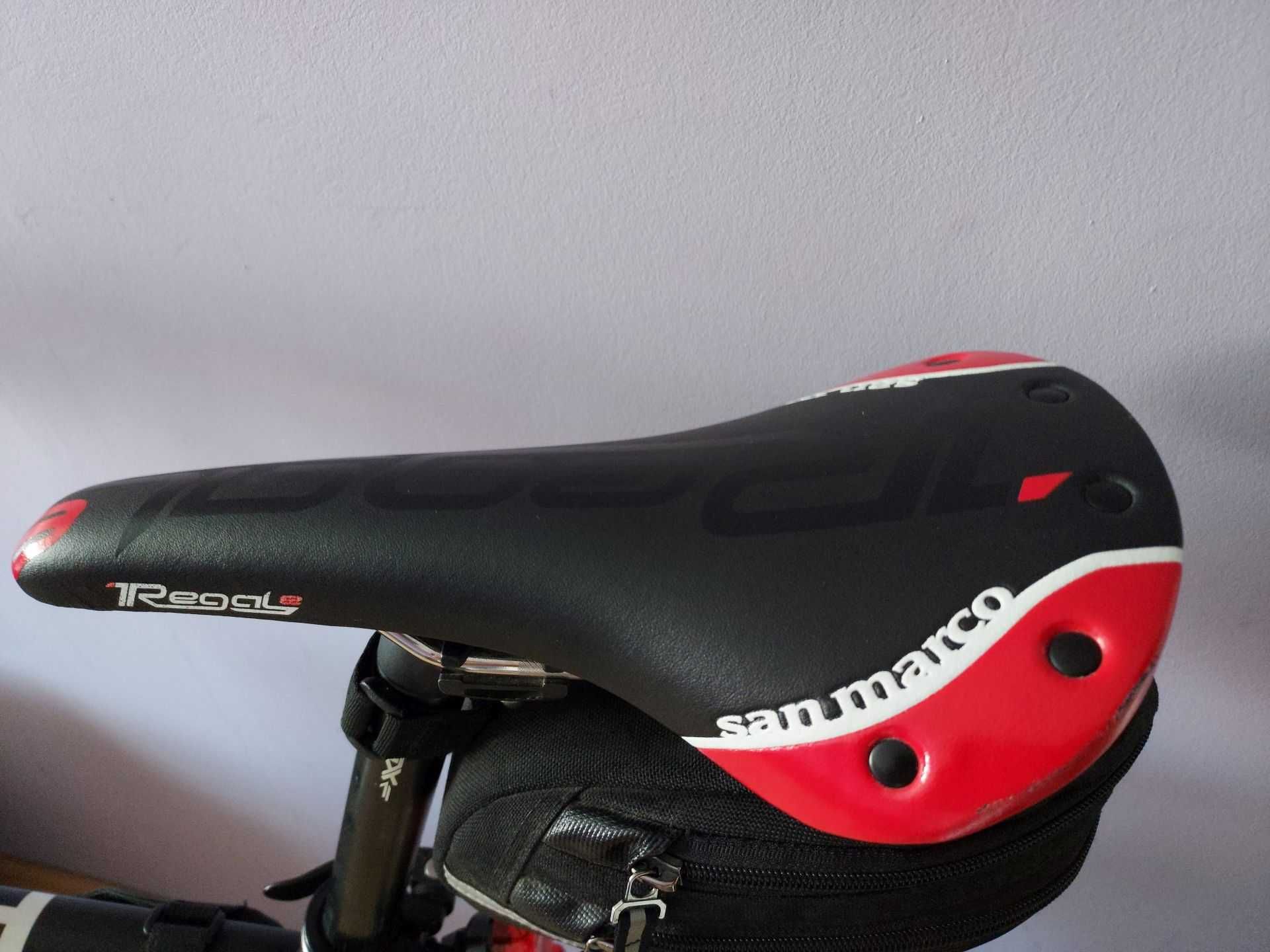 Siodełko rowerowe San Marco REGALE RED EDITION czarno-czerwone
