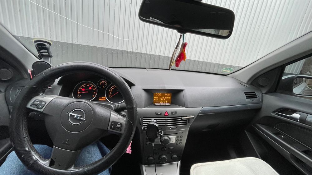 Opel astra машина