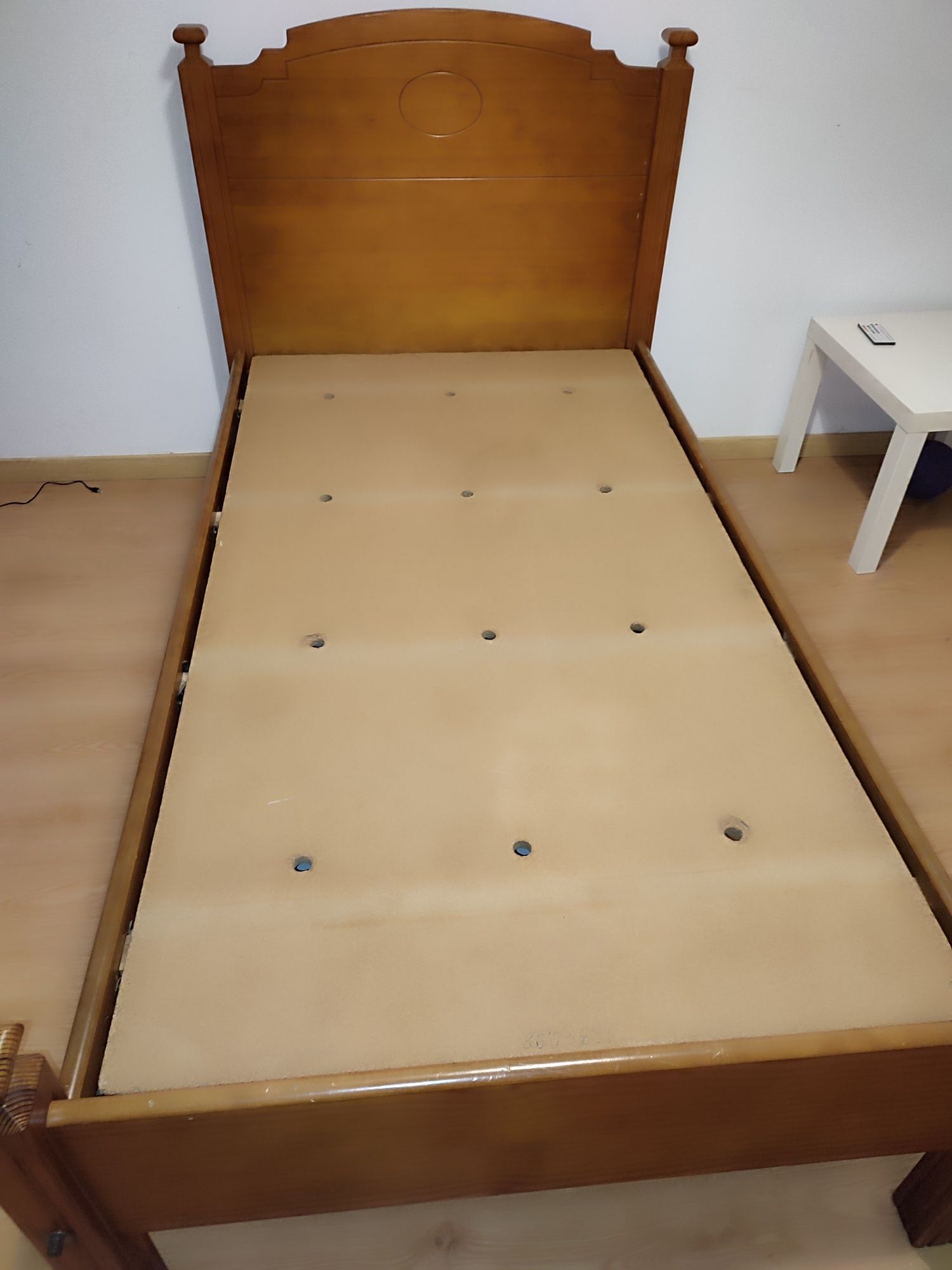 Cama solteiro de madeira massissa com colchãoa