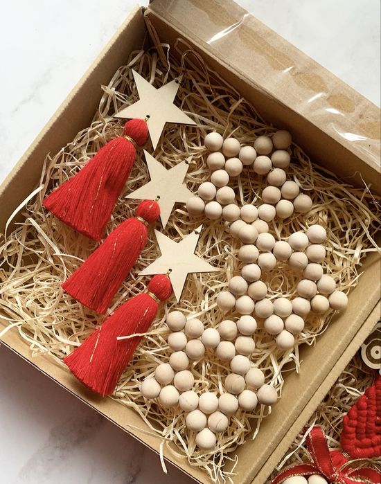 Zestaw zawieszek na choinkę, bombki, prezent