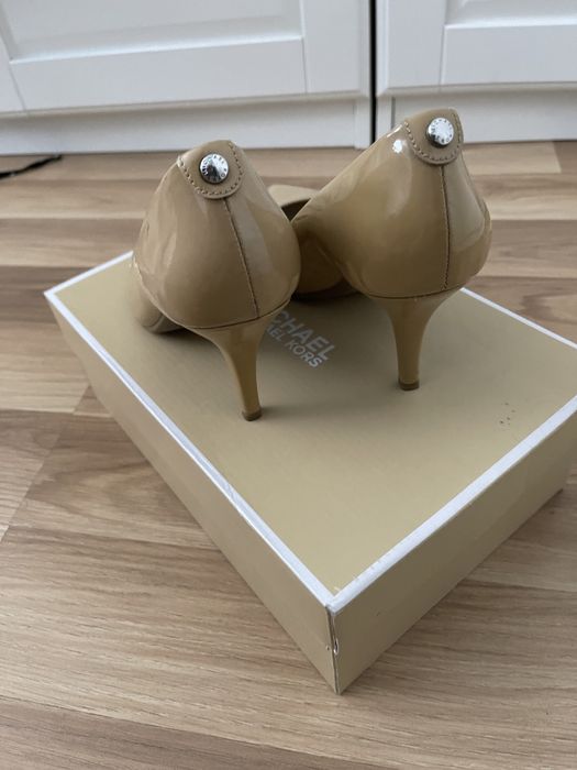 Szpilki nude cieliste Michael Kors