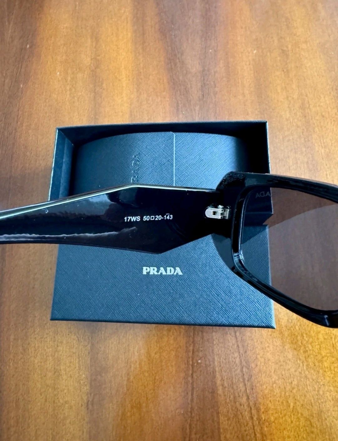 Óculos de sol da Prada pretos novos sem riscos