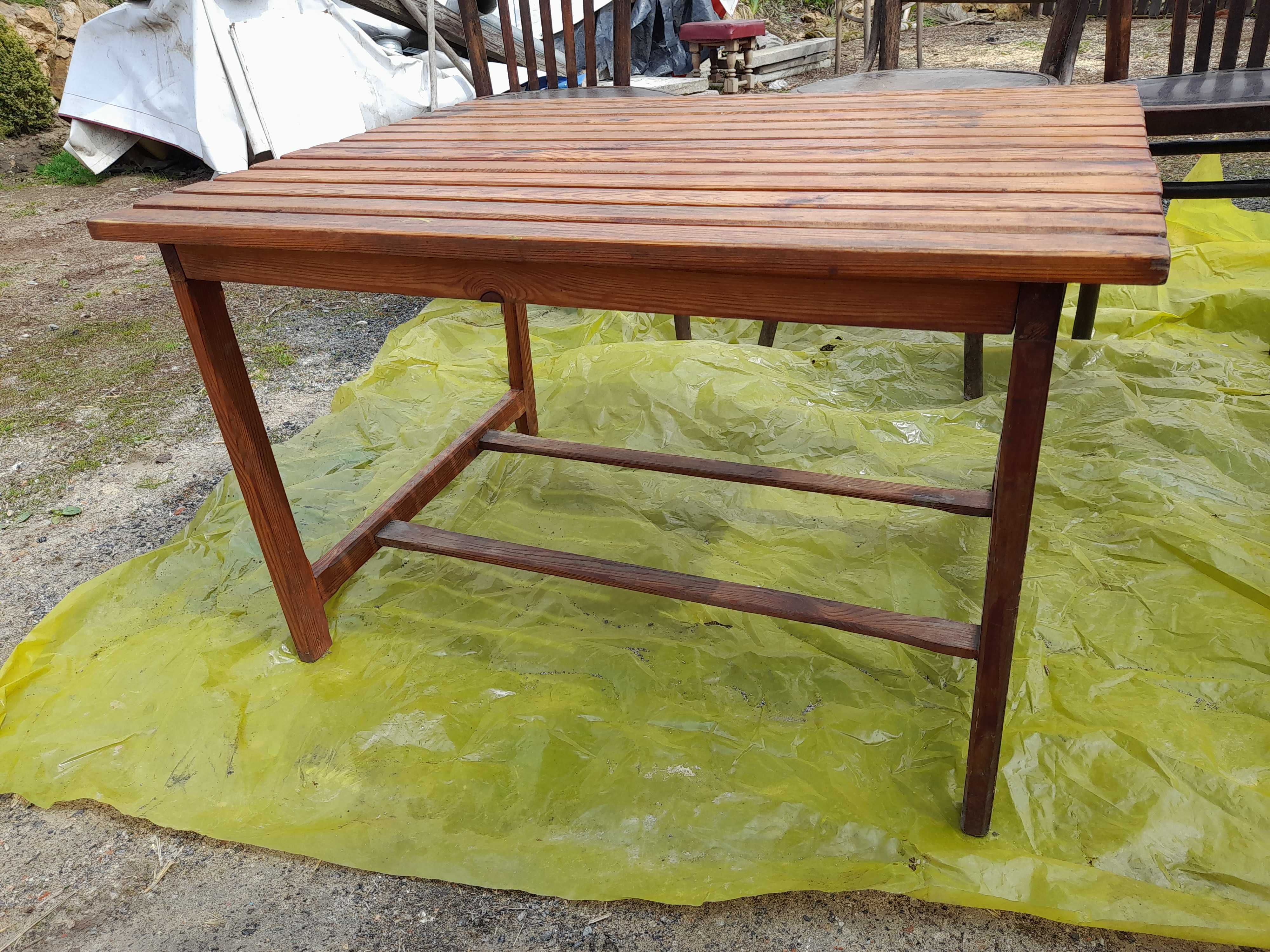 ogrodowy stol drewniany