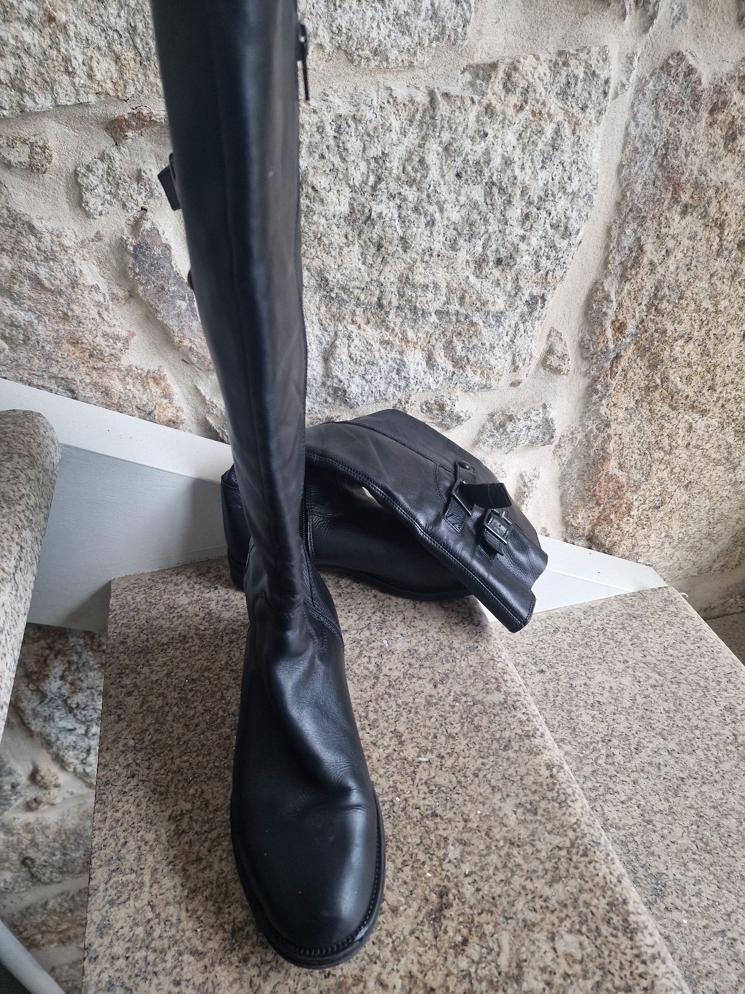 Botas com cano pretas da foreva pele genuina