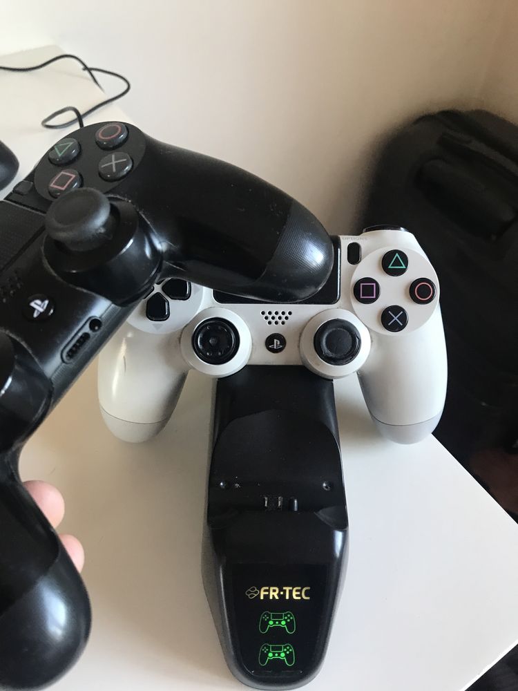 FR-TEC Carregador Duplo Comandos PS4