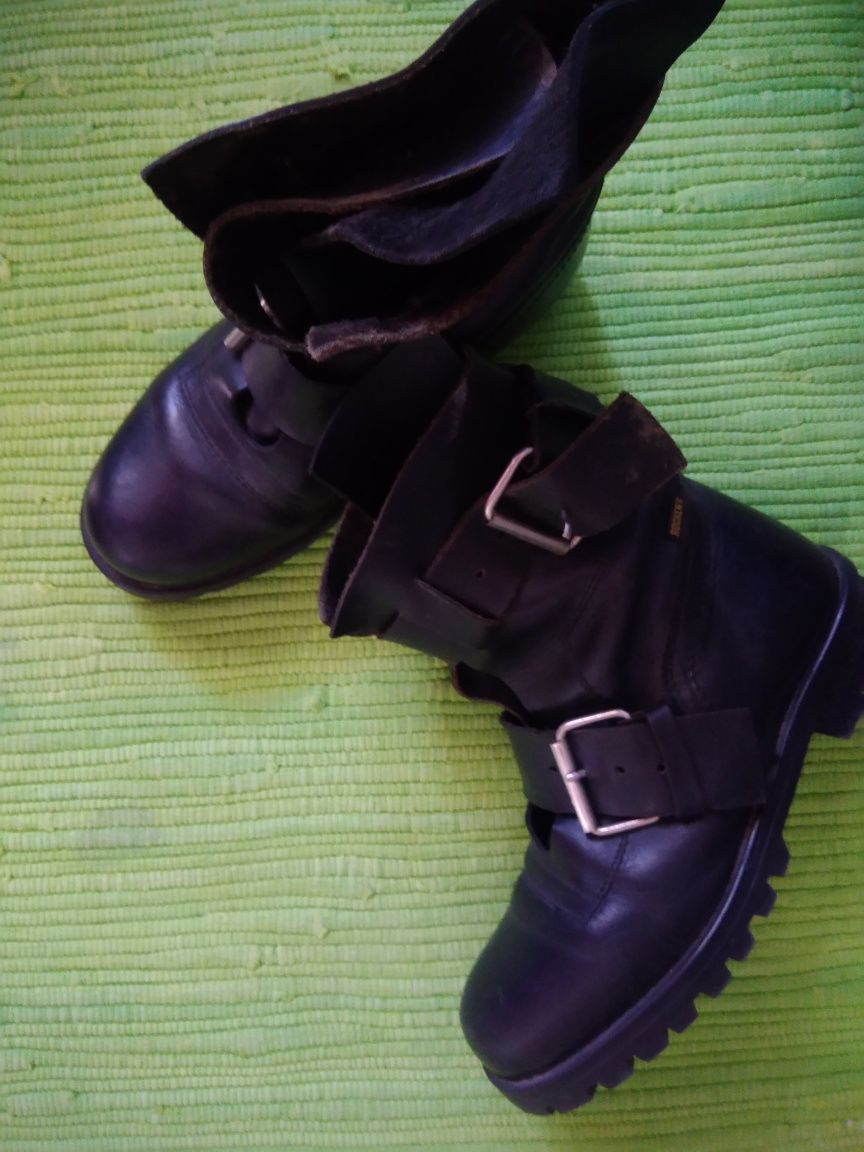 Botas  marca  pele