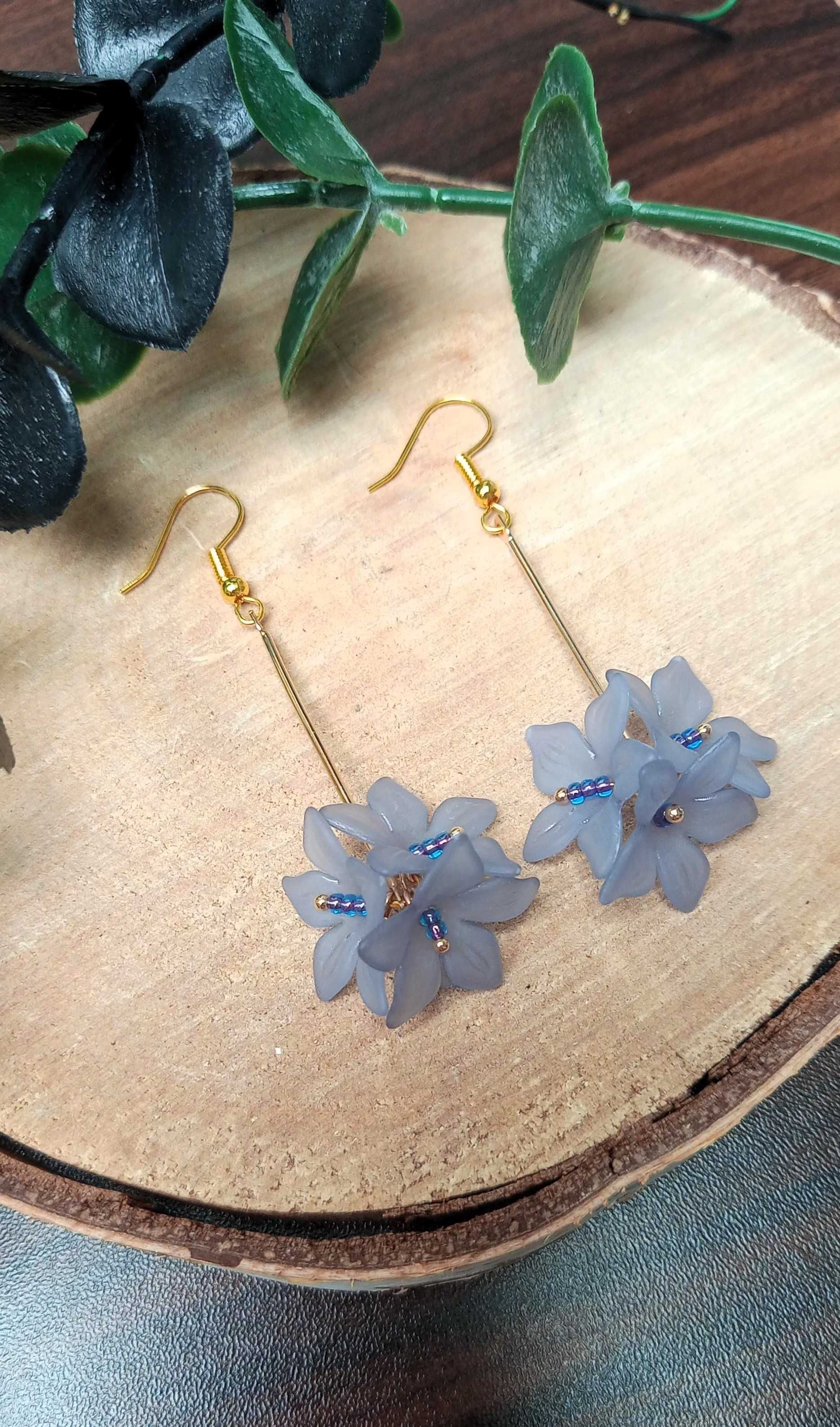 Kolczyki złote niebieskie szaroniebieskie akrylowe kwiaty ślubne