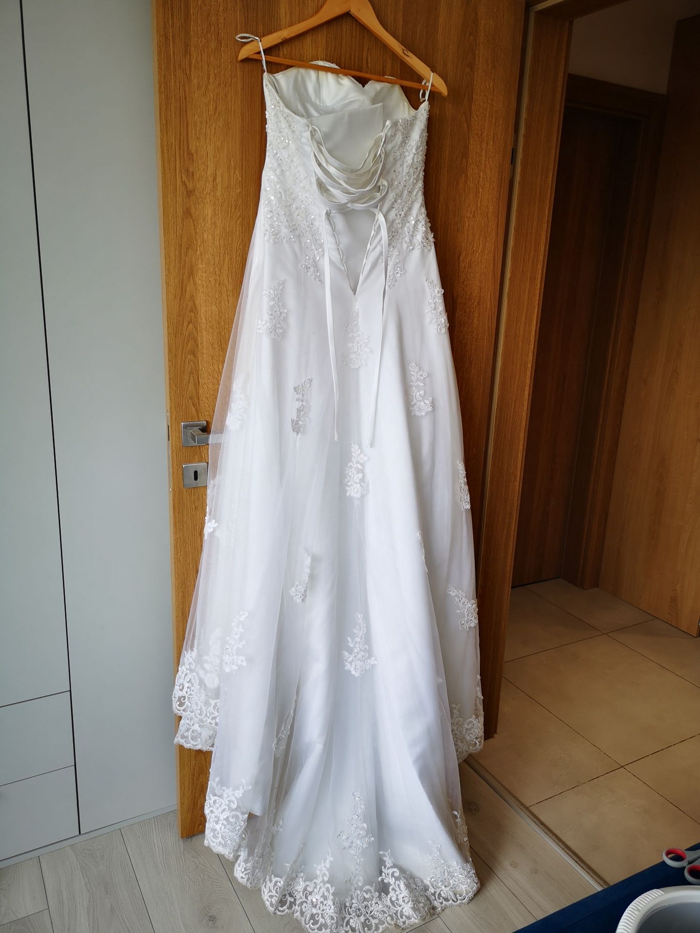 Suknia ślubna biała z trenem r 36-38