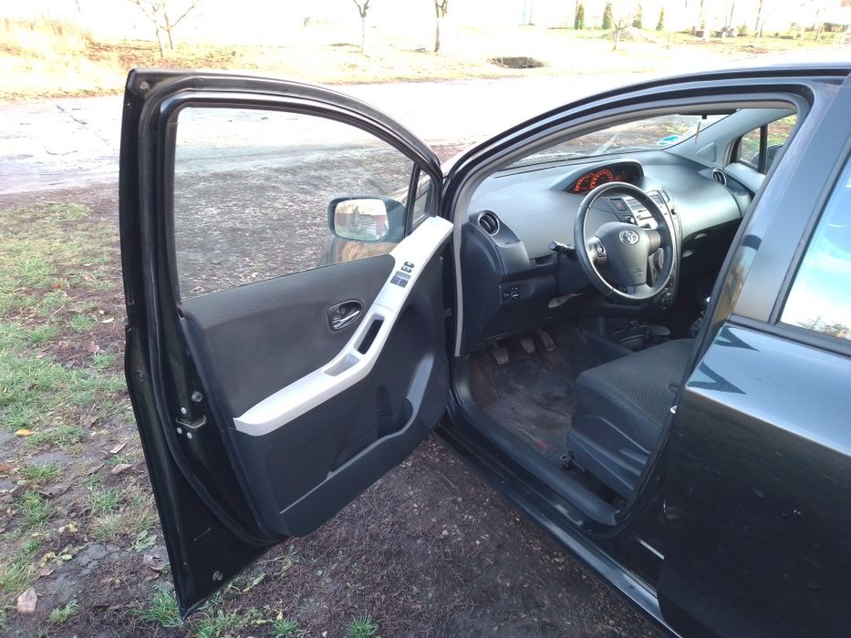 Продаю TOYOTA Yaris в гарному стані.