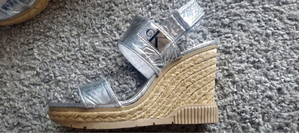 Koturny Calvin Klein srebrne sandaly 37