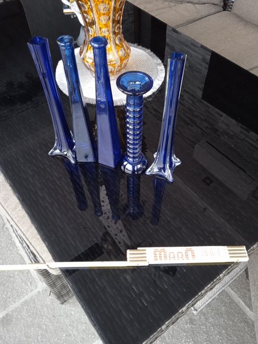 Wysokie niebieskie wazoniki 5 sztuk , (art deko) cena za całość