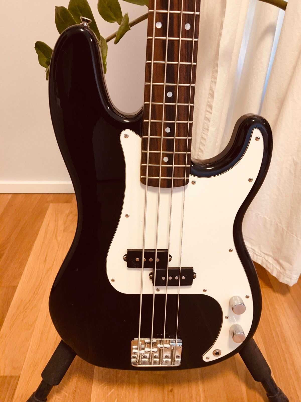 Бас гитара  SQUIER BY FENDER серия AFFINITY Precision Bass 2001 г.