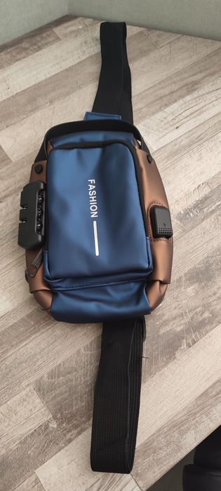 Чоловіча сумка на плече "Антизлодій".