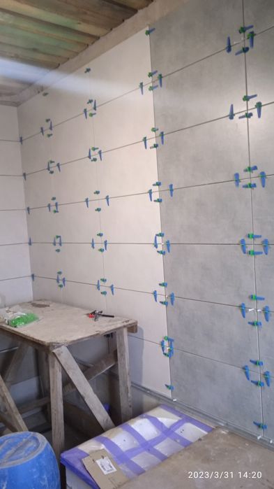 Бригада будівельників виконує будівельні роботи приватних будинків