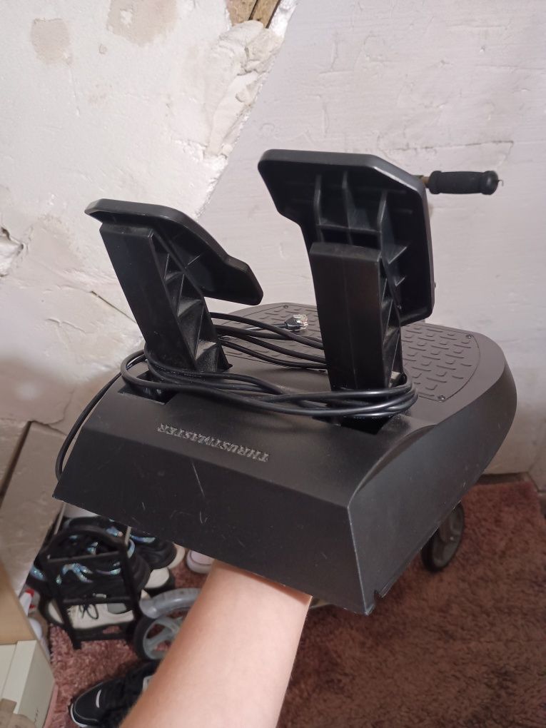 Manipulatory thrustmaster