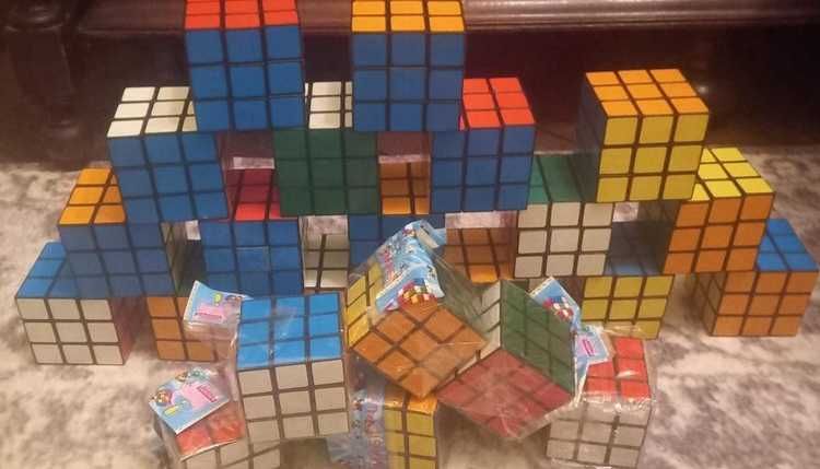 Cubo de Rubik (o verdadeiro), com portes de envio incluídos.