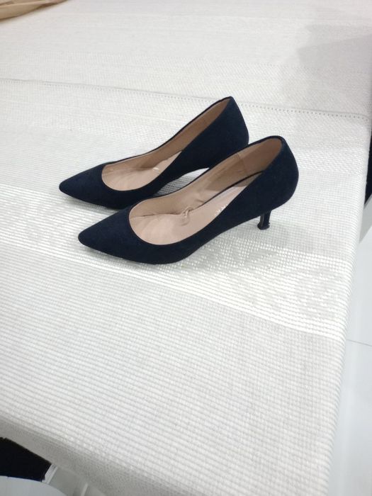 Vendo  sapatos  acamurçados  em  preto  usados  uma  só  vez