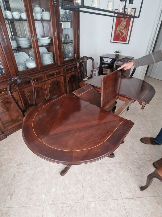 Mesa de jantar extensível e cadeiras