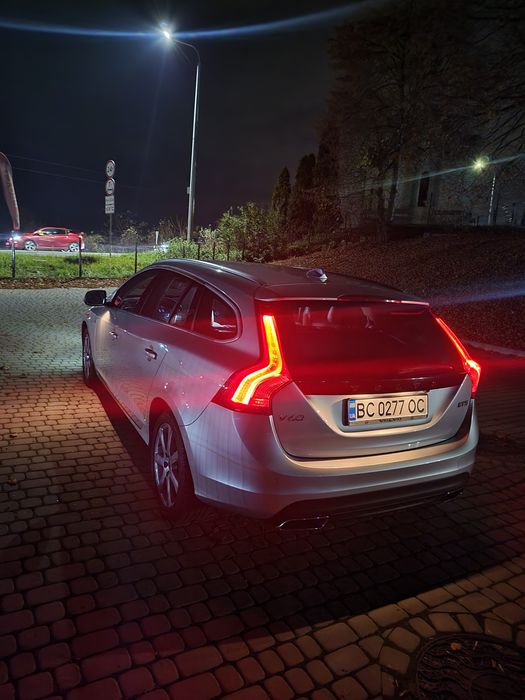 Volvo V60 2016 2.0. Бензин